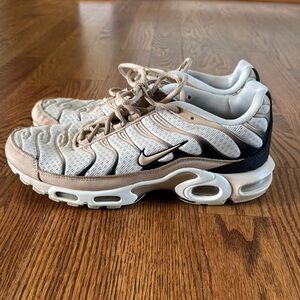 Nike Beige and Black Sneakers